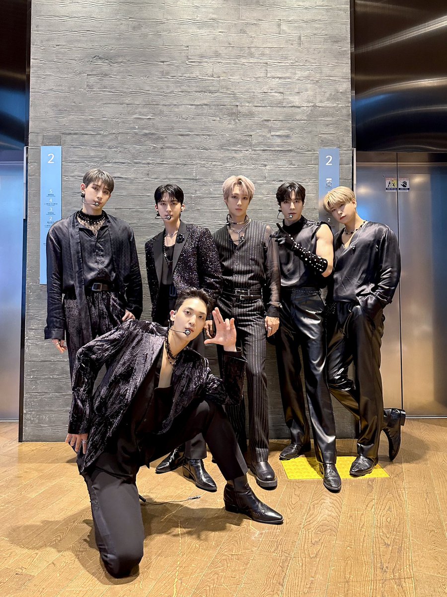VAV_official's tweet photo. [#TODAY_VAV] 230622
#Mnet #엠카운트다운
오늘의 Masterpiece🖤

#VAV #브이에이브이
#Subcönscióus #Subconscious #Designer 
Pose by @StVanshine https://t.co/CnYuIDFZdc