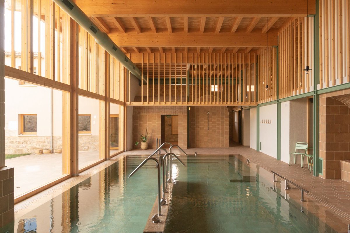 ondacerobu's tweet photo. 🔴 NOTICIAS | Los Premios de Arquitectura de #Burgos distinguen la reurbanización de Las Llanas y la Librería Llave, en la capital, y un albergue de peregrinos con spa en Hontanas. Proyectos de @AJOtaller, junto a José Luis García Grinda en el caso de Hontanas. @COABurgos https://t.co/UWV6O755oF