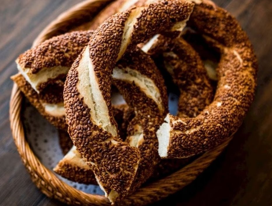 Bu gün bir simiti 9 TL ye aldım.
Simit parasından ucuza her sektörden şirketlerimiz var. Bunlar simit satmıyor otomotiv, beyaz eşya, petrokimya, gıda tesisleri var ve tüm dünyaya ihracaat yapıyorlar. 

Simit ucuzken alıp saklasaydık bayatlar çöpe giderdi. Bu şahane şirketlerin