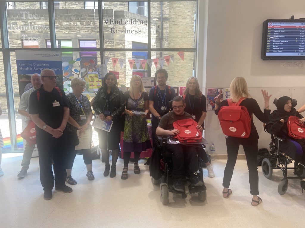 LDRGN_'s tweet photo. #LDweek23 @BTHFT with @bpf7 & @waddilovesld. Promoting safe care when an in patient. #vipredbags ๐#openthebag #criticalmeds #safeswallow Look out for ward visits ๐ #arewecomingtoyourward ๐ https://t.co/QWxXGaFHMX