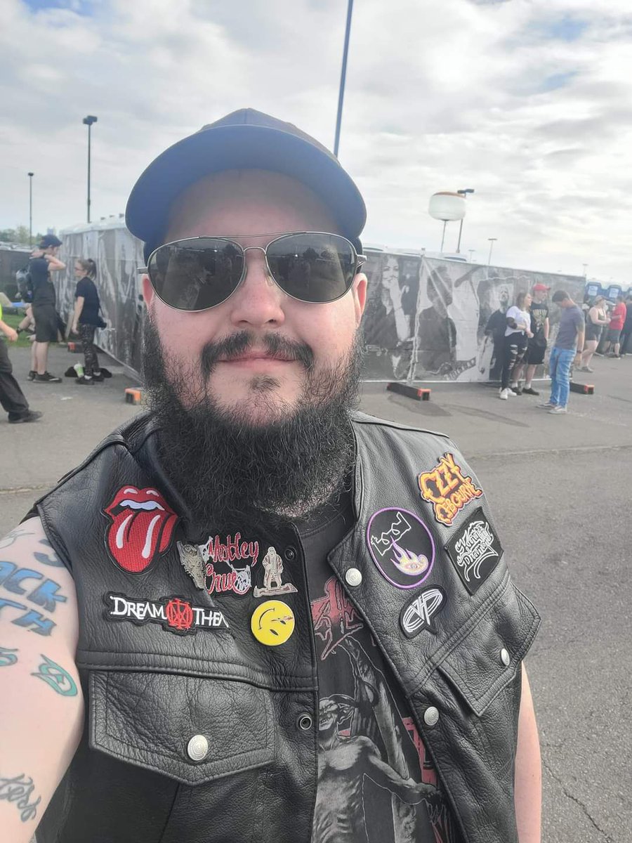 dougofthe's tweet photo. I miss you guys... should I make a comeback? https://t.co/Wg4heMfg6B