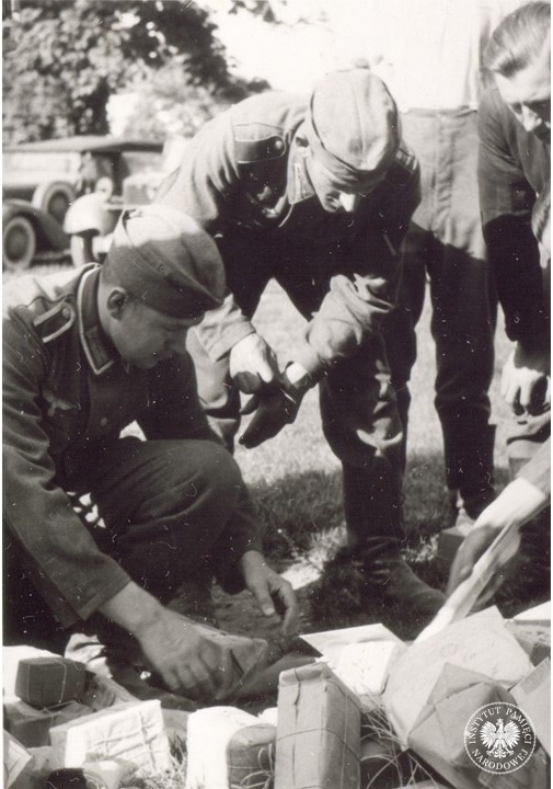 ipngovpl_eng's tweet photo. Within just a few weeks, the Germans pushed the Soviet armies out of the entire territory of occupied Poland. The end of the collaboration between two enemies of Poland was a favourable circumstance, promising brighter prospects for regaining independence.📷#IPNArchive images. https://t.co/F7G4pLCz6K