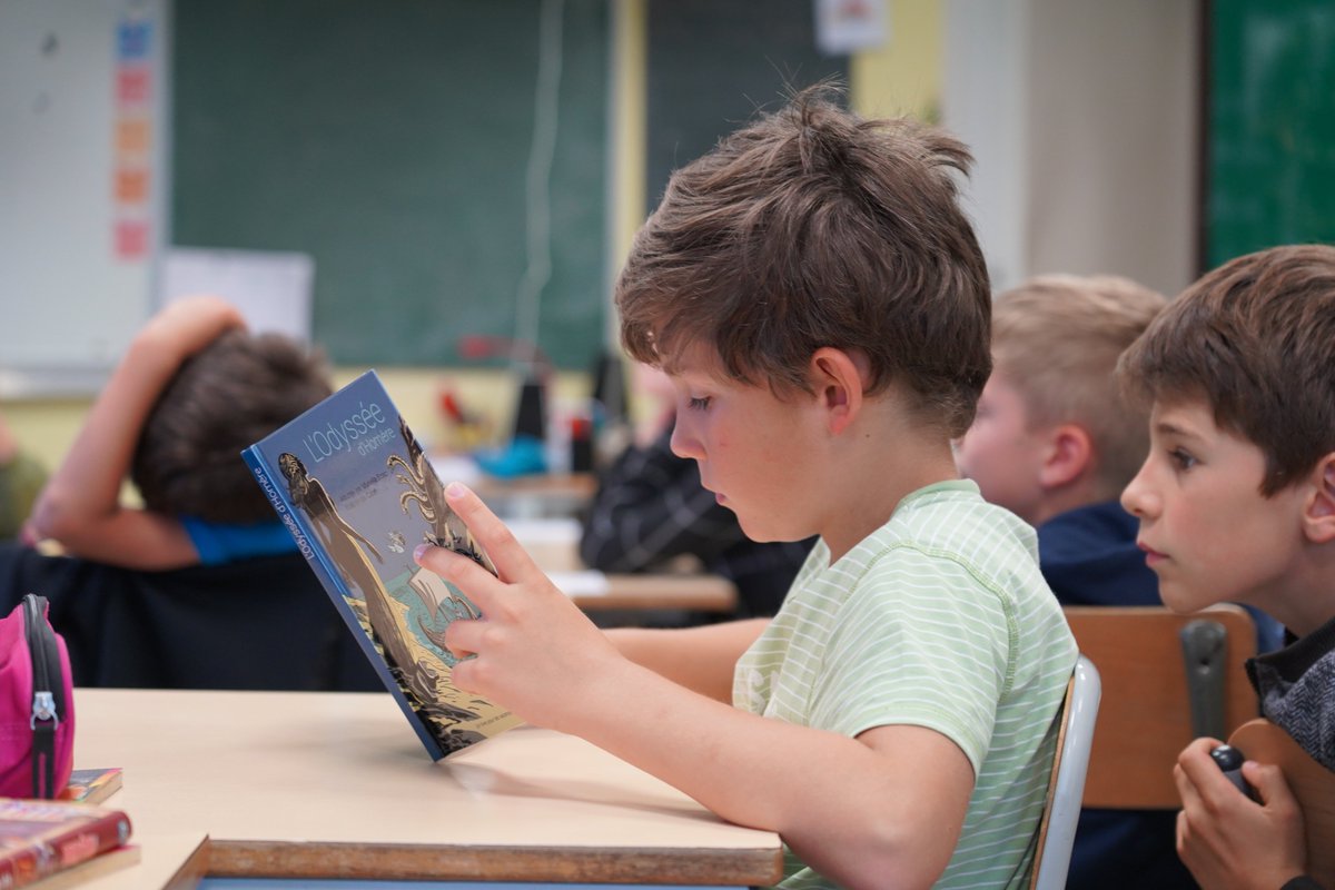 acpoitiers's tweet photo. 📖La rectrice @BndicteRobert remet aux élèves de l'école Cousteau à #Bignoux leur livre pour les vacances
➡️Tous les CM2 de France reçoivent L'odyssée d'Homère, illustrée et adaptée
✅quitter l'école primaire avec un livre à lire pendant l'été
✅développer le goût de la #lecture https://t.co/6D7VpvN2jl