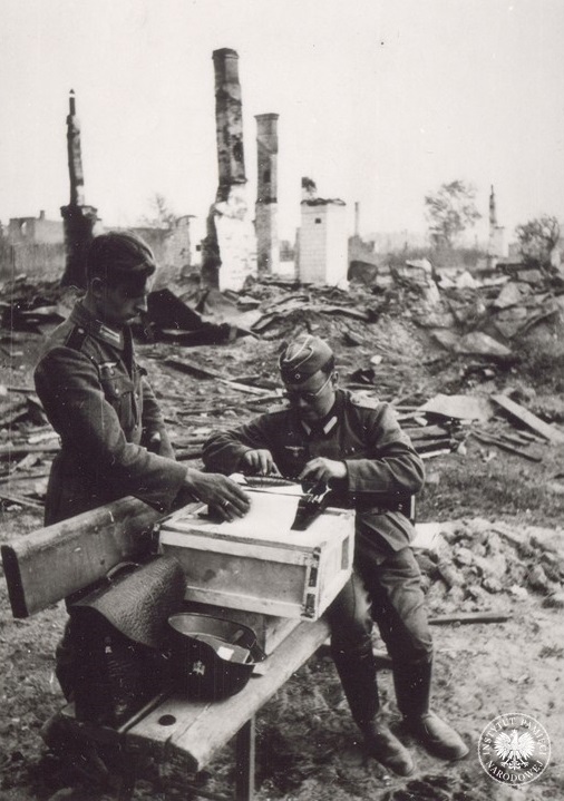 ipngovpl_eng's tweet photo. Within just a few weeks, the Germans pushed the Soviet armies out of the entire territory of occupied Poland. The end of the collaboration between two enemies of Poland was a favourable circumstance, promising brighter prospects for regaining independence.📷#IPNArchive images. https://t.co/F7G4pLCz6K