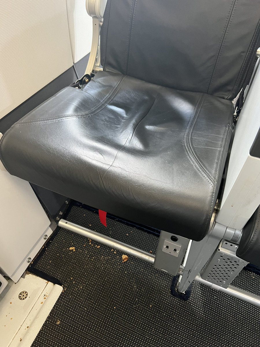 micjoe69's tweet photo. @British_Airways not the cleanest of flights I have been on. BA1484 to Gla. Even the cabin crew were apologetic about the state of the plane. Plus boarding was a shambles. It seems everyone was group one. Courtesy to frequent flyers has gone. Hello easyJet https://t.co/WYehUT2WCL