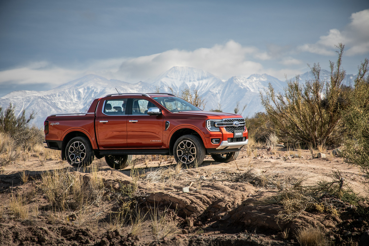#Lanzamiento Nueva #FordRanger en #Argentina. Disponible en toda la región. Nuevos motores, tecnologías y un inédito bloque V6. Gama compuesta de 8 versiones. Los precios van desde los 11,9 millones para la XL SiT 2.0 DSL 4x2 6MT hasta los 23,5 LTD+ Lion 3.0L V6 DSL 4x4 10AT