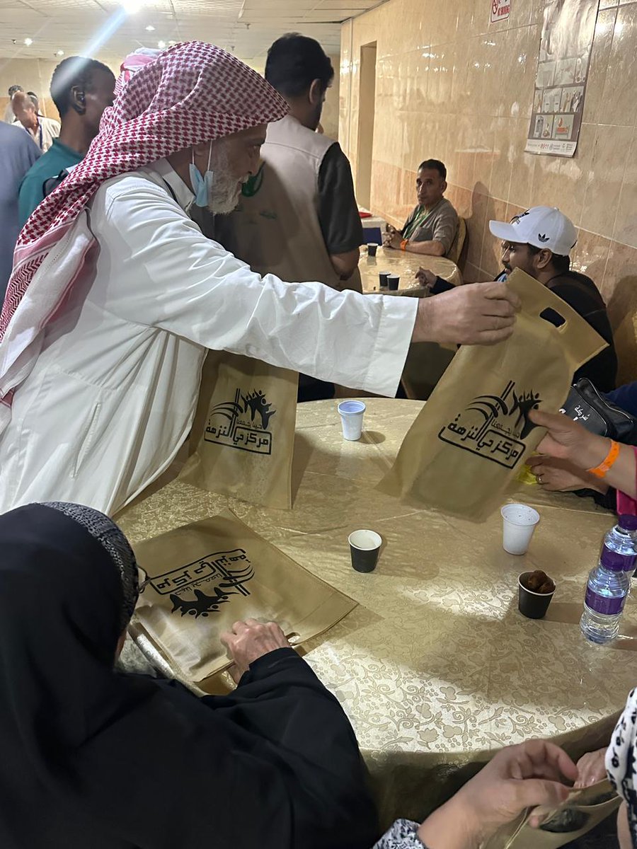 مركز حي النزهة وفريقه إهداء  التطوعي  يستقبلون #ضيوف_الرحمن من  دولة مصر بمقر إقامتهم بالورد والهدايا والقهوة السعودية 
وأقيم لهم برنامج #مشاعر_حاج 
في وسط فرح وسرور ومشاعر جياشة  لقدومهم لأدء فريضة الحج بحضور رئيس المركز.