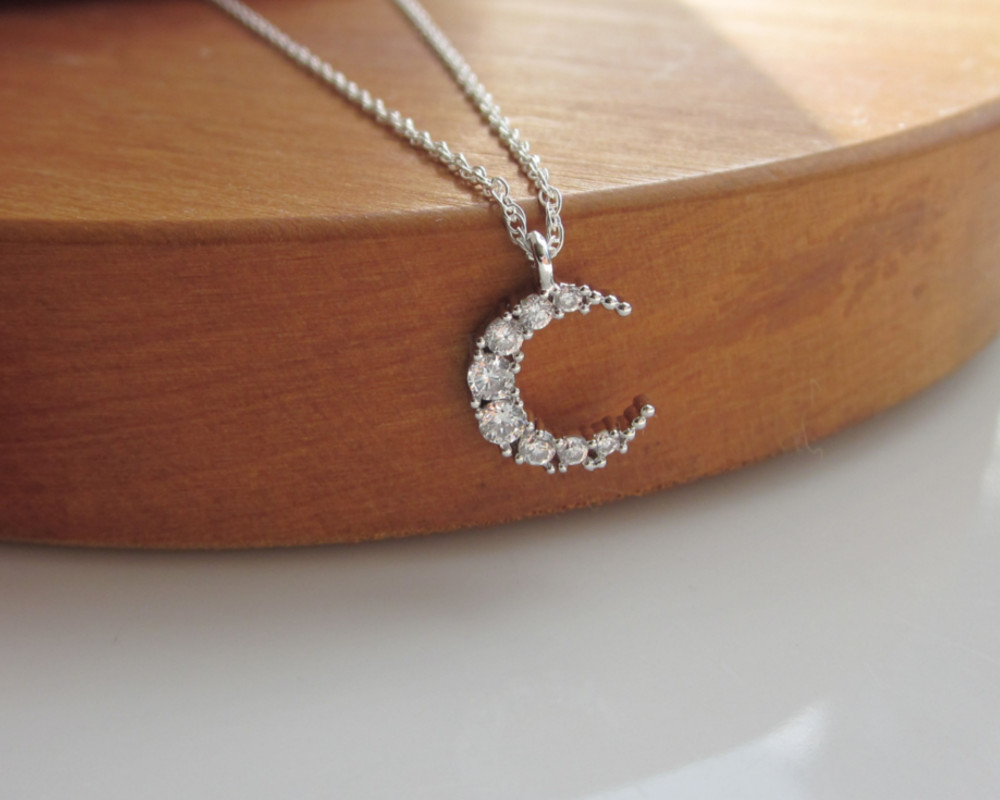Do you love anyone to the moon and back? Minimalist crescent moon necklace with your choice of chain length etsy.com/uk/listing/707… #handmade #london #MHHSBD #uksmallbusiness #moon #jewellery