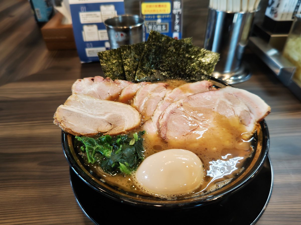 Z1197's tweet photo. 今日はバイク仲間(CB900F乗り)の[王道家直系　家系ラーメン　がく]に行ってきました～

チャーシューメン(５枚)
味玉
バラチャーシュー(１枚)サービスしていただきました😜

お世辞抜きで美味しいです🤩
次回はバイクでお邪魔します🎵 https://t.co/wws2zIsQfR