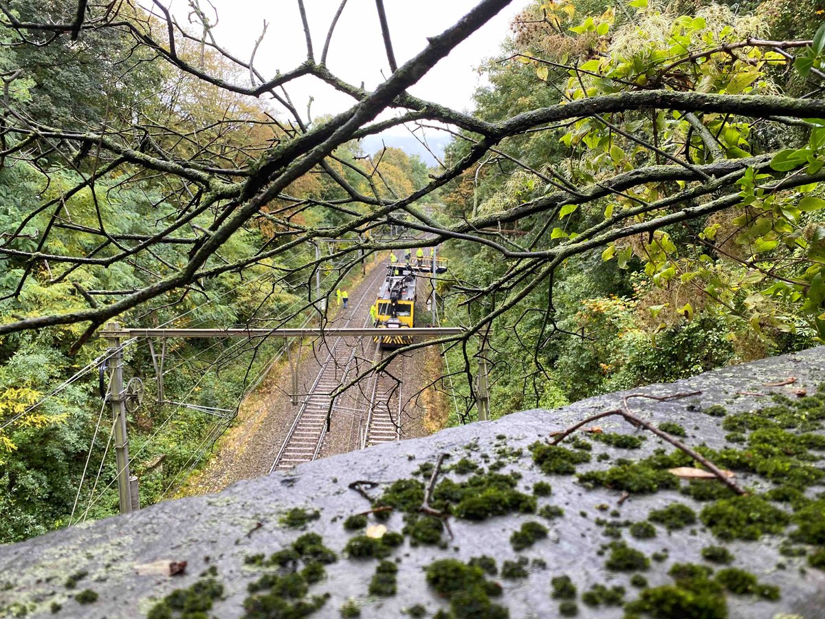 Naar aanleiding van de weersvoorspellingen van vandaag ⛈⚡ zijn onze teams opgeroepen en staan ze klaar 🏗 om in te grijpen in geval van problemen op het netwerk 🛤
Bedankt collega's 🙏