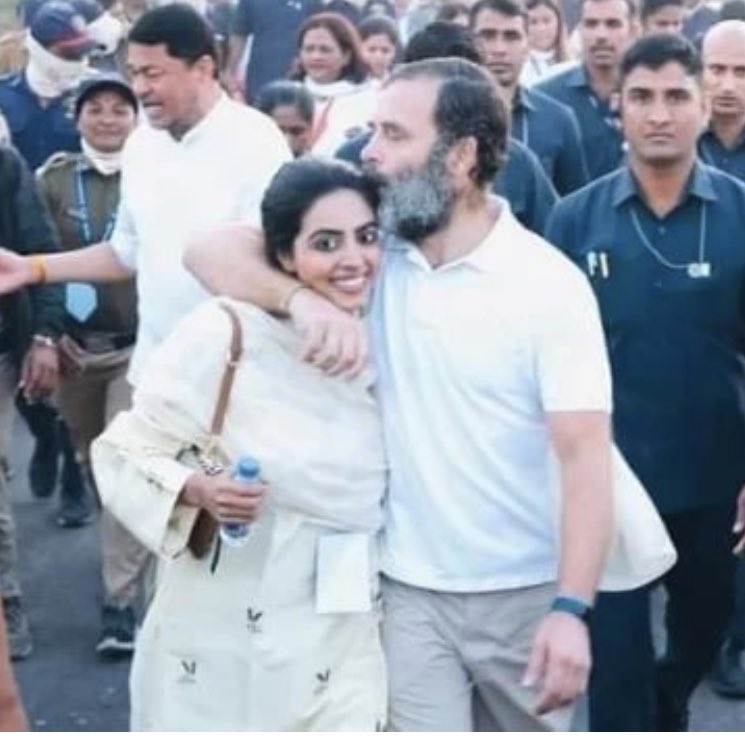 rupamurthy1's tweet photo. Hmm. I guess whoever taught Rahul Gandhi basic etiquette on how to behave with random women in public did an acceptable job, according to Congressis. https://t.co/WANWVuogJe