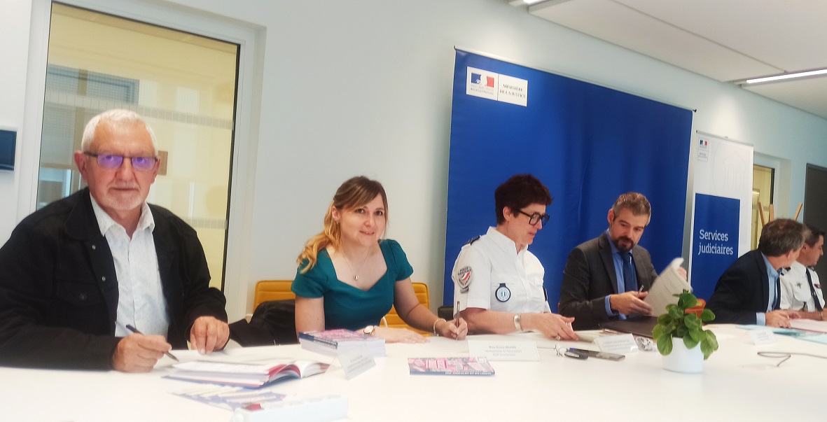 Signature avec Procureurs Mont-de-Marsan &amp; Dax,  Police Nationale , Gendarmerie, d'un protocole relatif au traitement des agressions anti LGBTI+, physiques, verbales, en ligne <a href="/DILCRAH/">DILCRAH</a> <a href="/FederationLGBTI/">Fédération LGBTI+</a> @FSGL_org  <a href="/Radio_mdm40/">Radio MDM</a> <a href="/HapchotWebradio/">Radio Hapchot</a> <a href="/cotesudfm/">Côte Sud FM</a> <a href="/TETUmag/">têtu·</a> <a href="/komitid_fr/">Komitid</a>