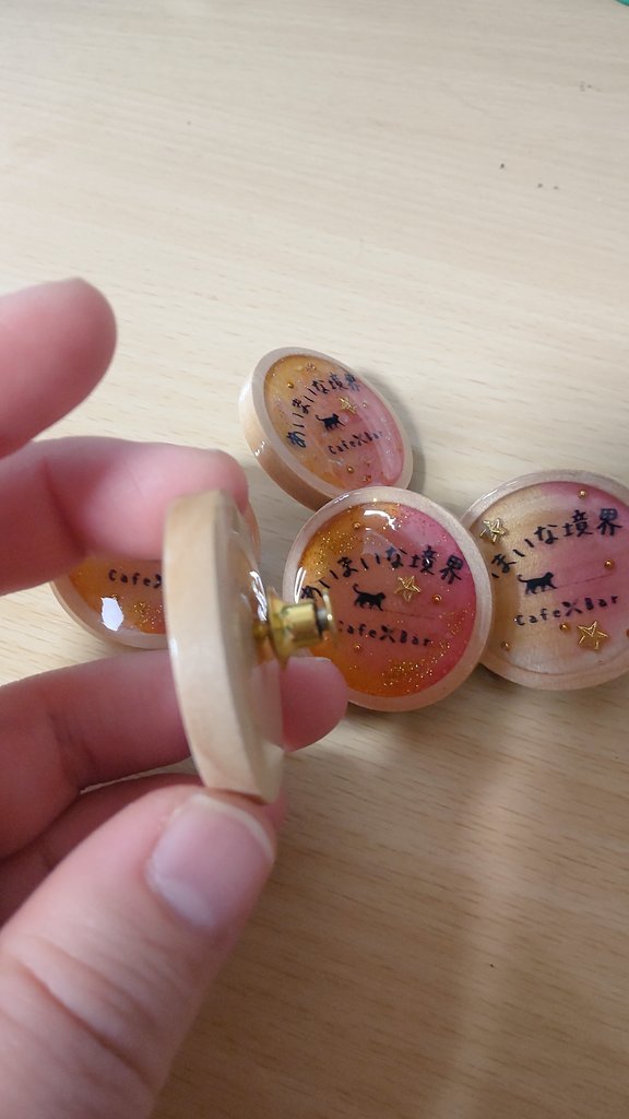 Angel_Garden_ca's tweet photo. 久しぶりにハンドメイドしたから、見て見てしちゃお✨
先月オープンしたカフェのピンバッジを作ったよ✨
もくもくとレジンやるの、ホントたのしい〜👏 https://t.co/pK8GkR7BiS