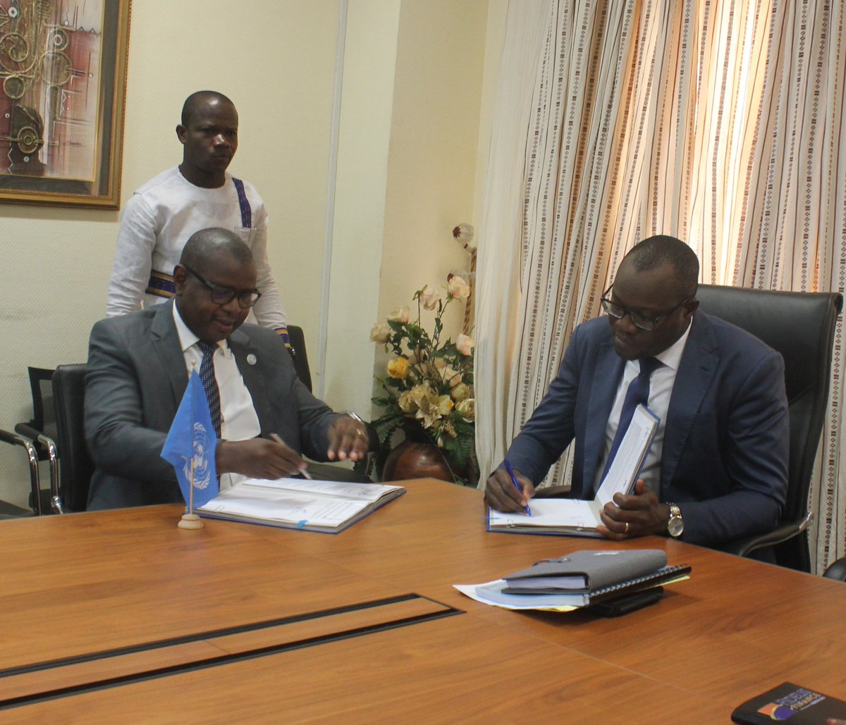 FAOBurkinaFaso's tweet photo. @FAOBurkinaFaso et le @Mefp_BF à travers le #FBDES s'unissent pour promouvoir et renforcer les actions communes dans les chaînes de valeurs agro-sylvo-pastorales visant à améliorer l’employabilité des jeunes et des femmes et réduire la pauvreté en milieu rural.
@onubf
1/2 https://t.co/auFkdX985V