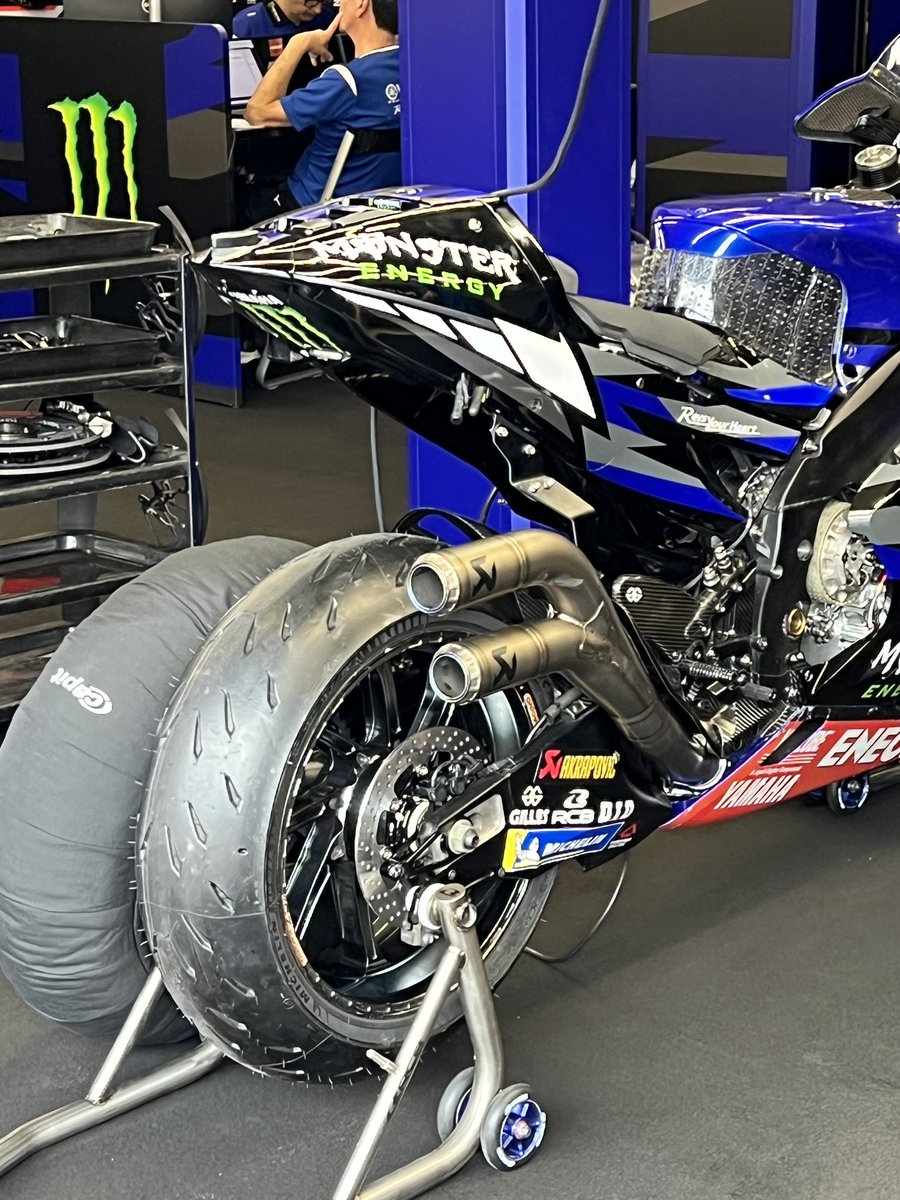 Grzegorz_GP's tweet photo. Yamaha nie poddaje się jeśli chodzi o tegoroczny rozwój motocykla … nowy wydech ?! 

@MotoGP 
@polsatsport https://t.co/qht6jyUUHn