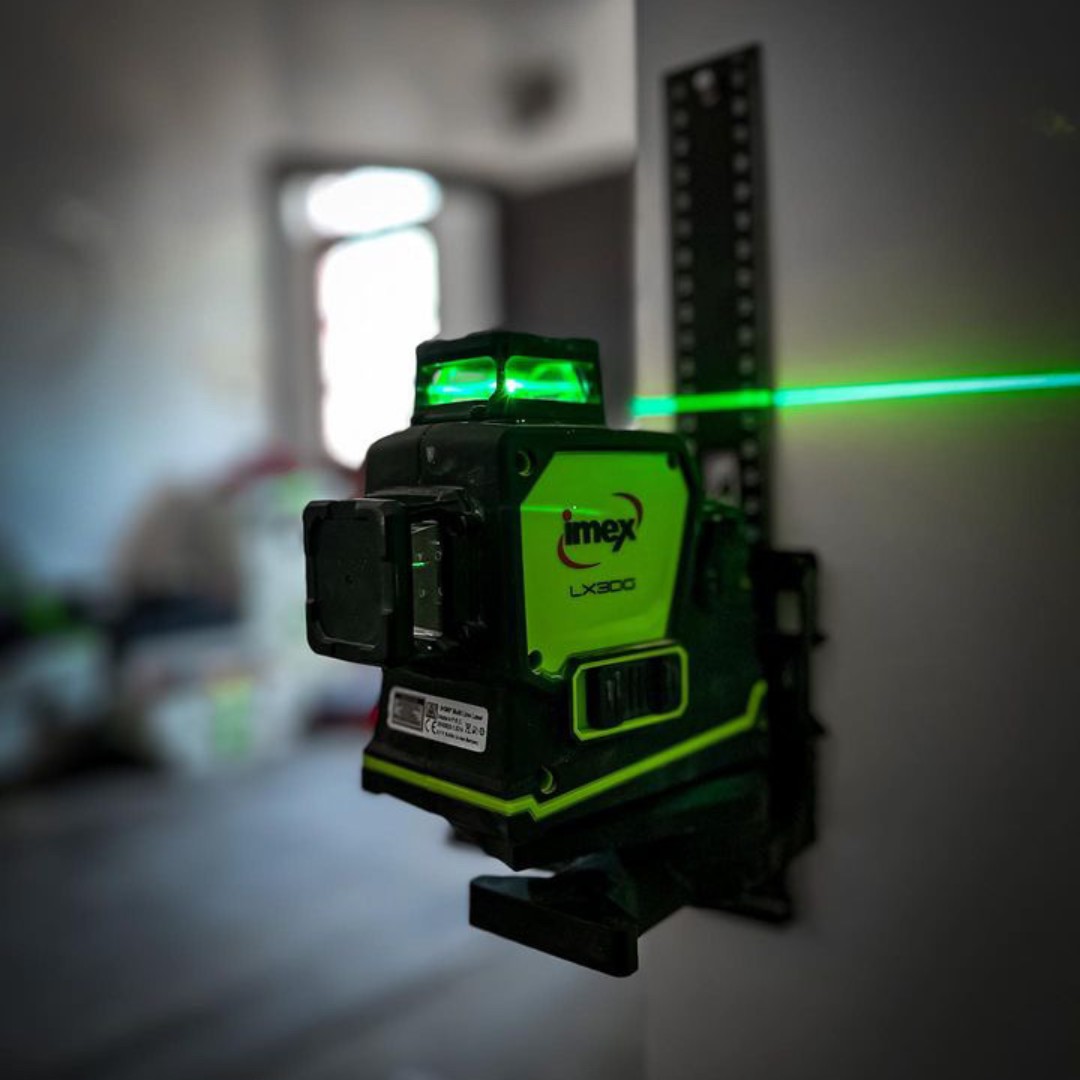 The Imex LX2DG shows off its Hyper bright lines ensuring accuracy every time.

📸@the_room_below

#imex #laserlevel #laserlevels #digitallevel #greenlaser #levelling #tradelaser #laser #laserlevel #linelaser #3dlaser #greenbeam