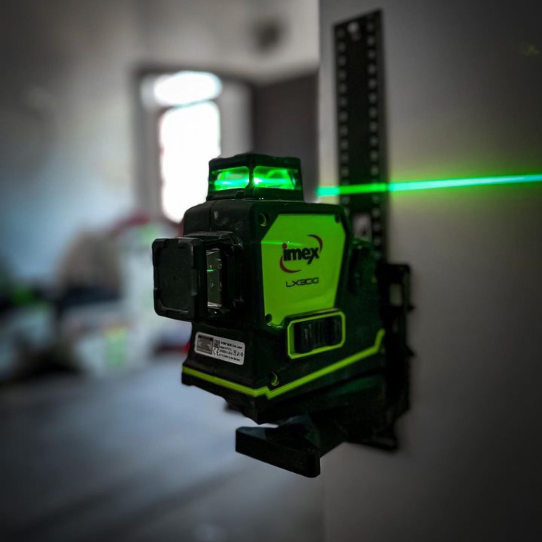 The Imex LX2DG shows off its Hyper bright lines ensuring accuracy every time.

📸@the_room_below

#imex #laserlevel #laserlevels #digitallevel #greenlaser #levelling #tradelaser #laser #laserlevel #linelaser #3dlaser #greenbeam