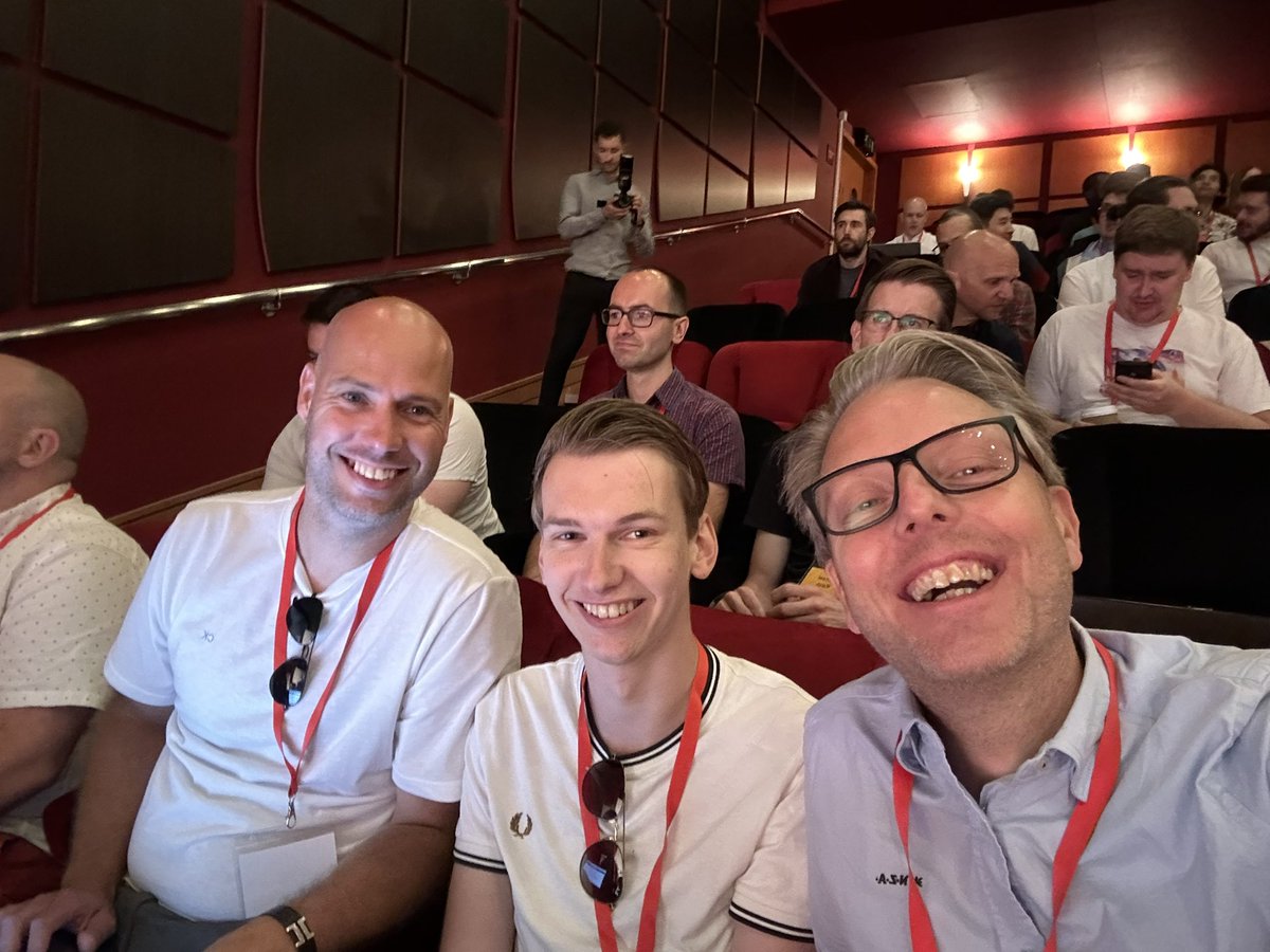 meijering's tweet image. At #Laravellive with @emixion development in @london 👊🏻👨‍🎓😊