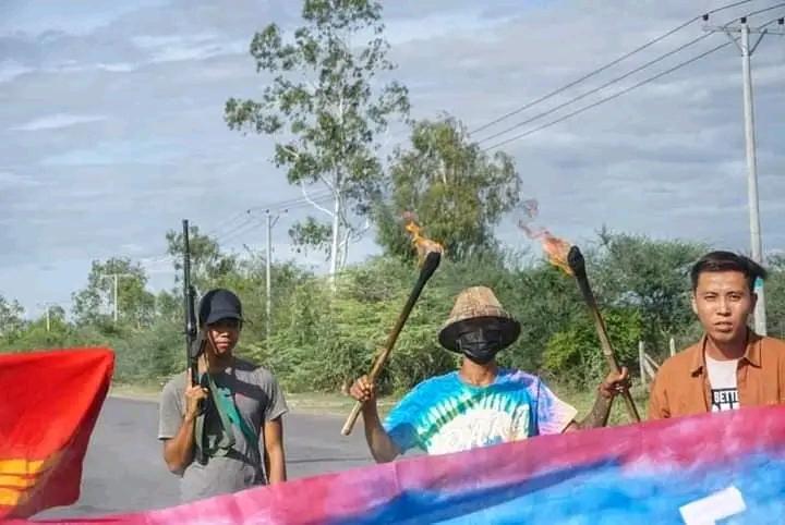 “Prove AnyarThars' courage with the revolution” with the banner, Activists have demonstrated against the military dictatorship on the part of Monywa -Mandalay road on today surrounded by Resistance Forces.  #2023Jun23Coup #WhatsHappeninglnMyanmar