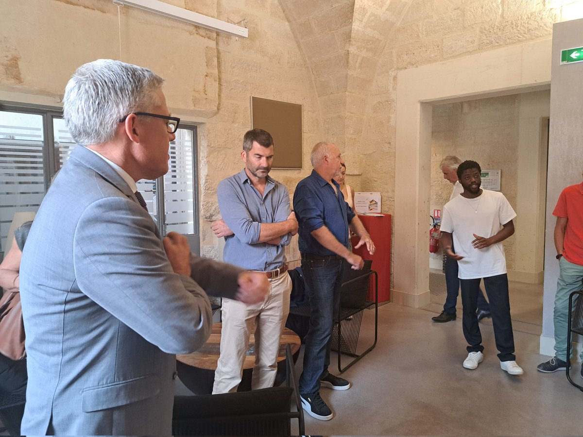 CafduGard's tweet photo. Visite de la maison des adolescents #lamifa dont la @CafGard est partenaire. Ce lieu haut en couleur permet aux ado de s'exprimer en "créations artistiques" et en "mots". La #prévention passe aussi par des consoles vidéo. Le lieu reçoit plus de 600 jeunes/an et des parents. https://t.co/96ltXNgotD