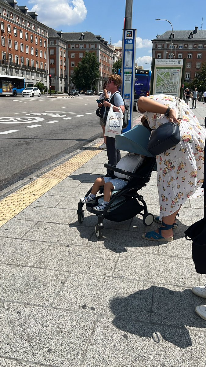 Otro día más al raso esperando el bus 160 en #Moncloa bebés incluidos ¿hasta cuando señor <a href="/AlmeidaPP_/">José Luis Martínez-Almeida</a>  y <a href="/EMTincidencias/">EMT Incidencias</a> <a href="/EMTmadrid/">EMT Madrid</a> ? <a href="/Aravaques/">Aravaqueño</a> <a href="/OsaMayorAravaca/">Asociación Vecinal de Aravaca Osa Mayor</a>