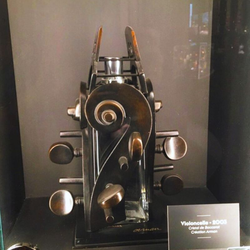 #EditiondArt 🎻✨
A l’occasion de la #fetedelamusique2023 qui a eu lieu hier, notre #musée expérientiel vous présente le modèle #lampeberger Signature « Violoncelle » 5621, imaginé et créé par ARMAN, sorti en édition limitée numérotée à 250 exemplaires, en 2003. 
#maisonberger