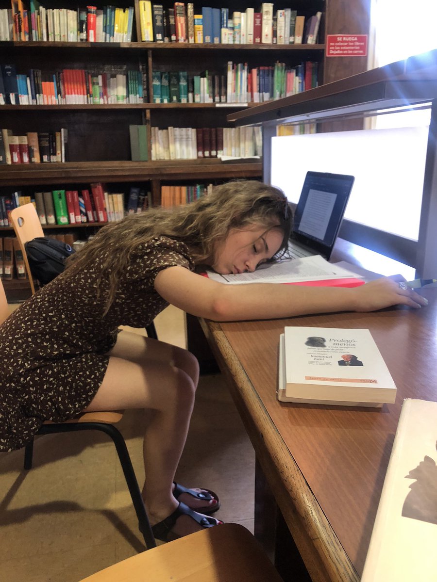 luulevin's tweet photo. Literalmente yo a los 10 minutos de entrar a la biblioteca de filología https://t.co/wsAXlO5Gbv