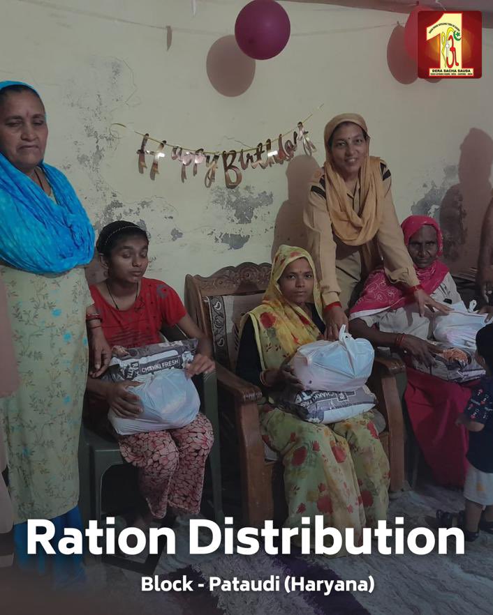 DSSNewsUpdates's tweet photo. Through tireless dedication, #DeraSachaSauda volunteers are ensuring no one goes hungry. Ration kits have been distributed to those in need, truly a testament to their spirit of service. #FoodBank #RationKits #ZeroHunger https://t.co/tNVi5B7y0n