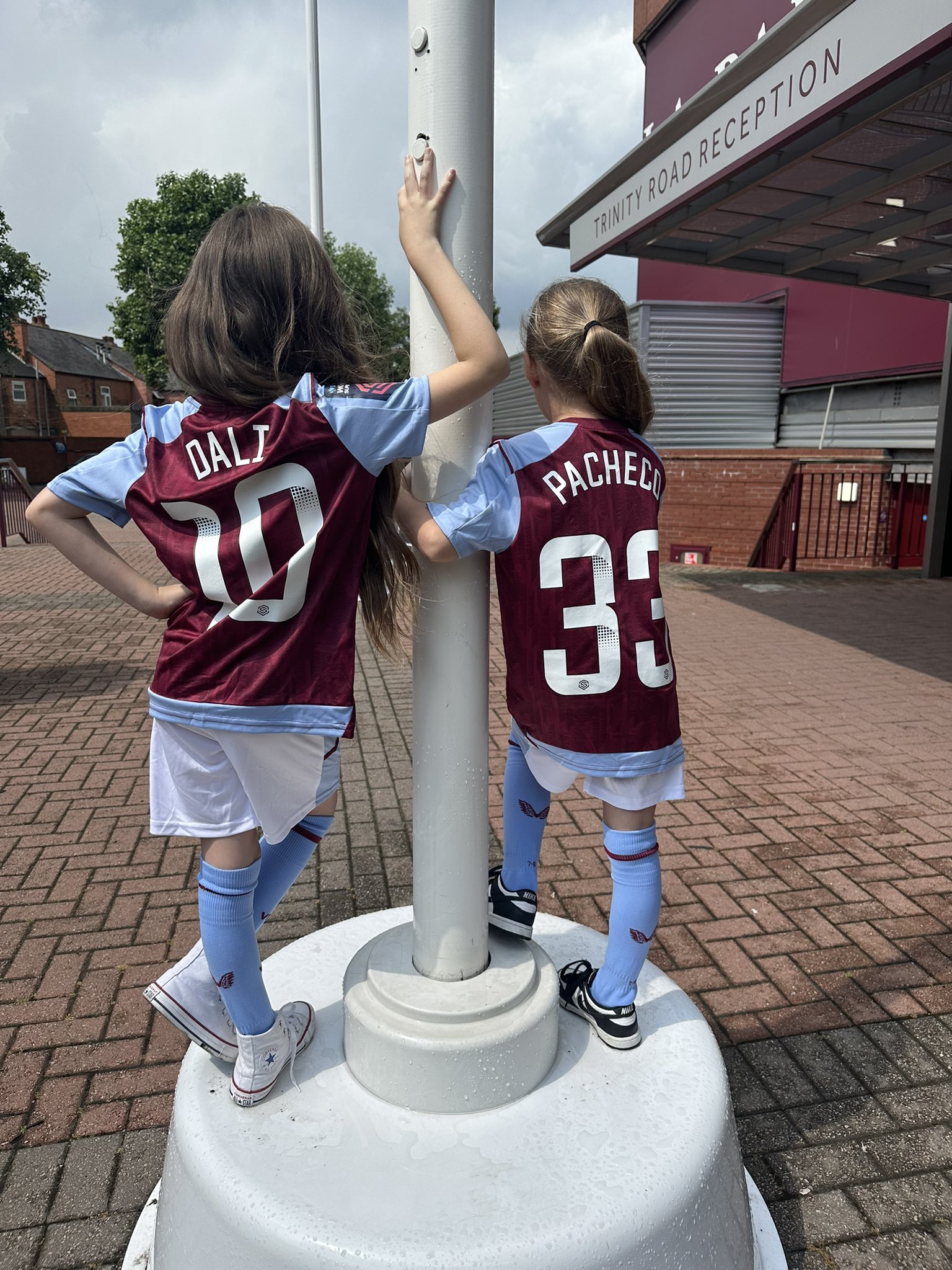 Boys aston villa kit 2025