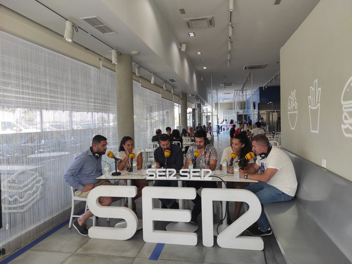 SusanaMtnz's tweet photo. #SerDeportivos @SER_Murcia desde @LaBocaTeLia #Montevida con @JAntSanchez @rubengleez https://t.co/3HmbilpIQm