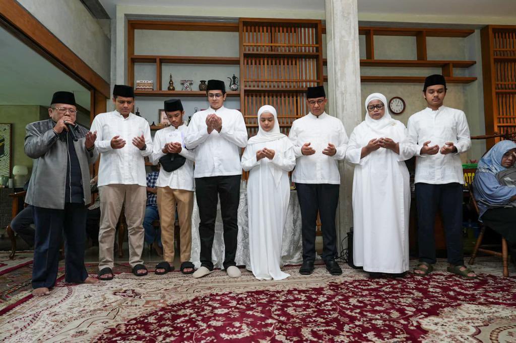aniesbaswedan's tweet image. Assalamu’alaikum warahmatullahi wabarakatuh,

Melalui pesan ini, pertama, kami kirimkan salam dan doa. Semoga semua dalam keadaan sehat wal afiat dan selalu dalam limpahan keberkahan dari Allah SWT.

Kedua, alhamdulillah, kami mensyukuri bahwa tahun ini kami menyambut…