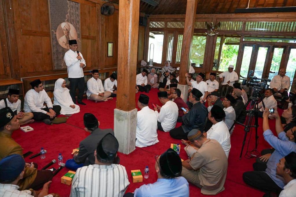 aniesbaswedan's tweet image. Assalamu’alaikum warahmatullahi wabarakatuh,

Melalui pesan ini, pertama, kami kirimkan salam dan doa. Semoga semua dalam keadaan sehat wal afiat dan selalu dalam limpahan keberkahan dari Allah SWT.

Kedua, alhamdulillah, kami mensyukuri bahwa tahun ini kami menyambut…