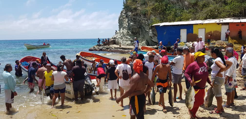 CarmenPecorelli's tweet photo. Luego del comunicado del @inea_venezuela los familiares y amigos de los pescadores desaparecidos desde el pasado viernes #17jun en #Choroni #Aragua exigen que no abandonen  la búsqueda. https://t.co/HGiM8FTwCd