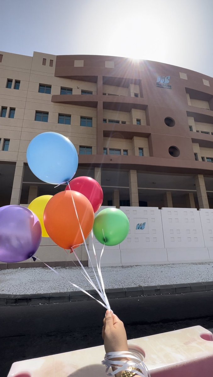 Wasan_alz's tweet photo. انا تخرجت الحمدلله 🎓💙💙💙💙 https://t.co/7MZBKArfAG