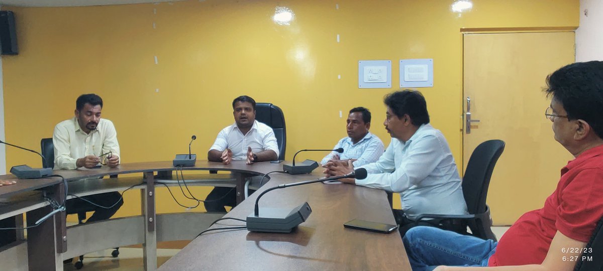 AAP4Valsad's tweet photo. આજરોજ વલસાડ સર્કિટ હાઉસ ખાતે પાર્ટી વલસાડ જિલ્લાની કારોબારી મિટિંગ રાખવામાં આવી આ મિટિંગમાં સંગઠનના વિસ્થાર માટે અને આવનારી નગરપાલિકા ચૂંટણી વિશે ચર્ચા કરવામાં આવી. https://t.co/B5RmhQNMjt