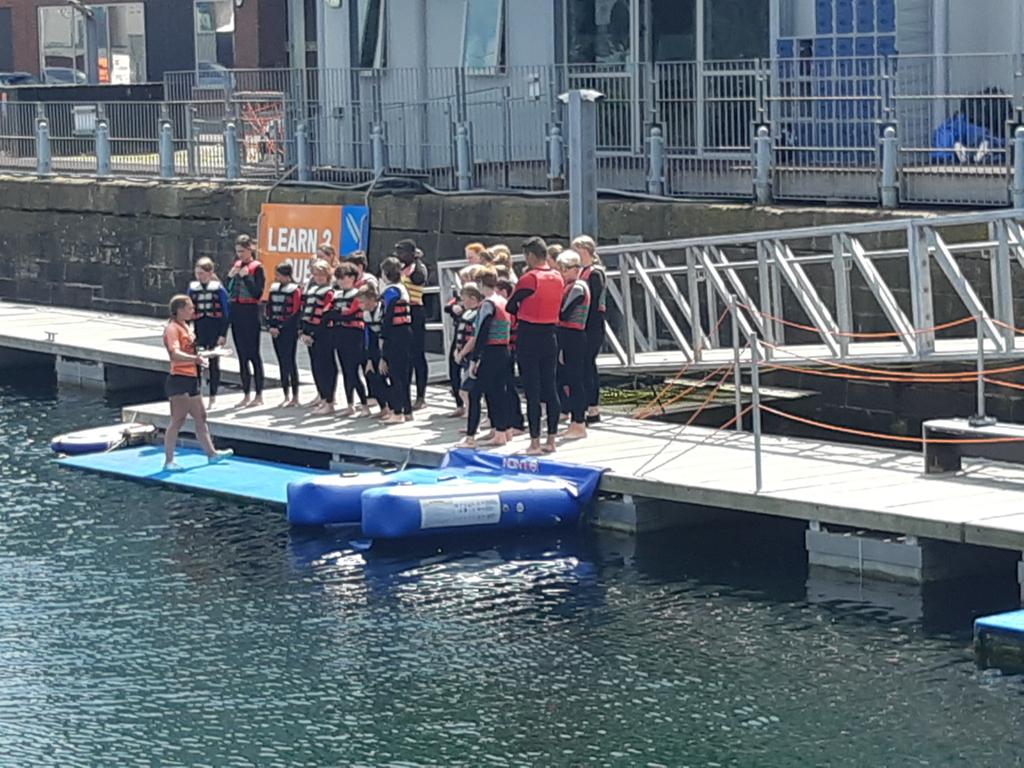 djbecosse's tweet image. Encore une fois as @StrathallanPrep First Form take the plunge @WildShoreDundee in ☀️🏴󠁧󠁢󠁳󠁣󠁴󠁿 #StretchAndChallenge #SelfBelief #PeerSupport #PlayAndGrow #PlayForFun @iapsuk @BSAboarding #iloveboarding 🌊👏🌟