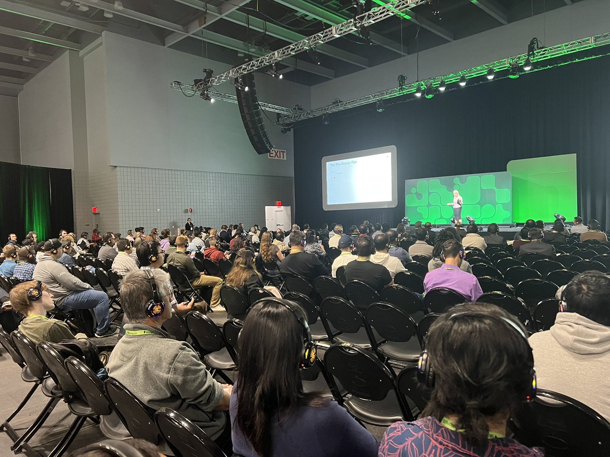 Packed house for the brilliant <a href="/asya999/">Asya Kamsky</a> covering diagnostics and debugging in the cloud on the Behind the Build stage #MongoDBlocal