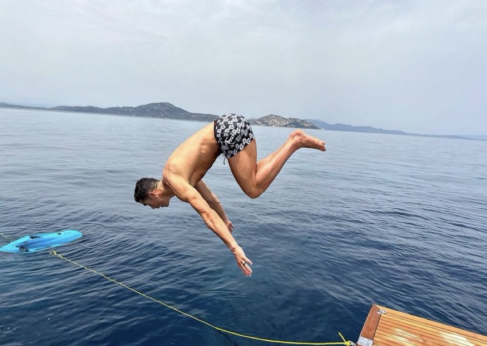 🚨BREAKING : Cristiano Ronaldo is diving to try and save the Titanic submarine. 🐐