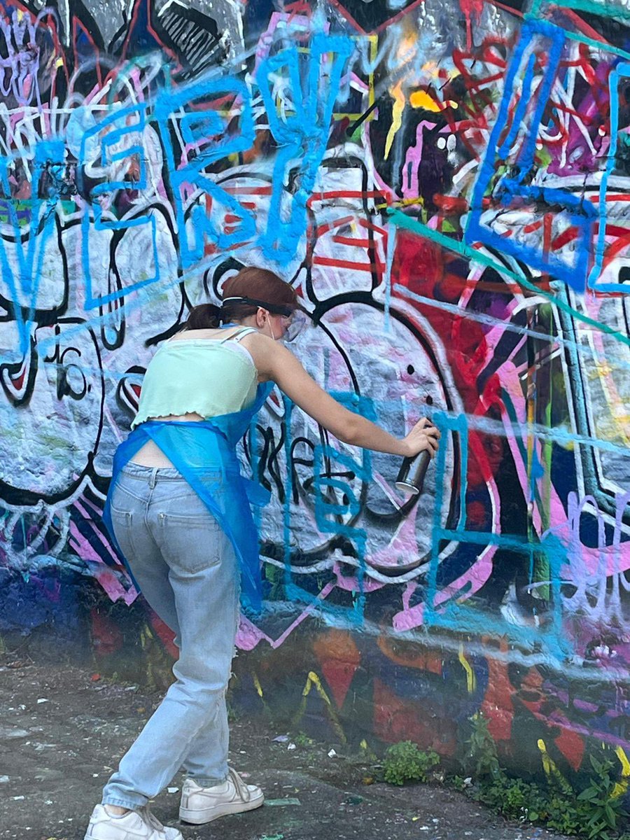 ArtRangeHigh's tweet photo. ZAP Graffiti trip, y10 photography pupils are enjoying the sunshine while practicing a new art skill. Photography GCSE is an exciting subject which offers pupils different ways to learn #rhsartisbest #gcsephotography https://t.co/bVoNy6uy3K