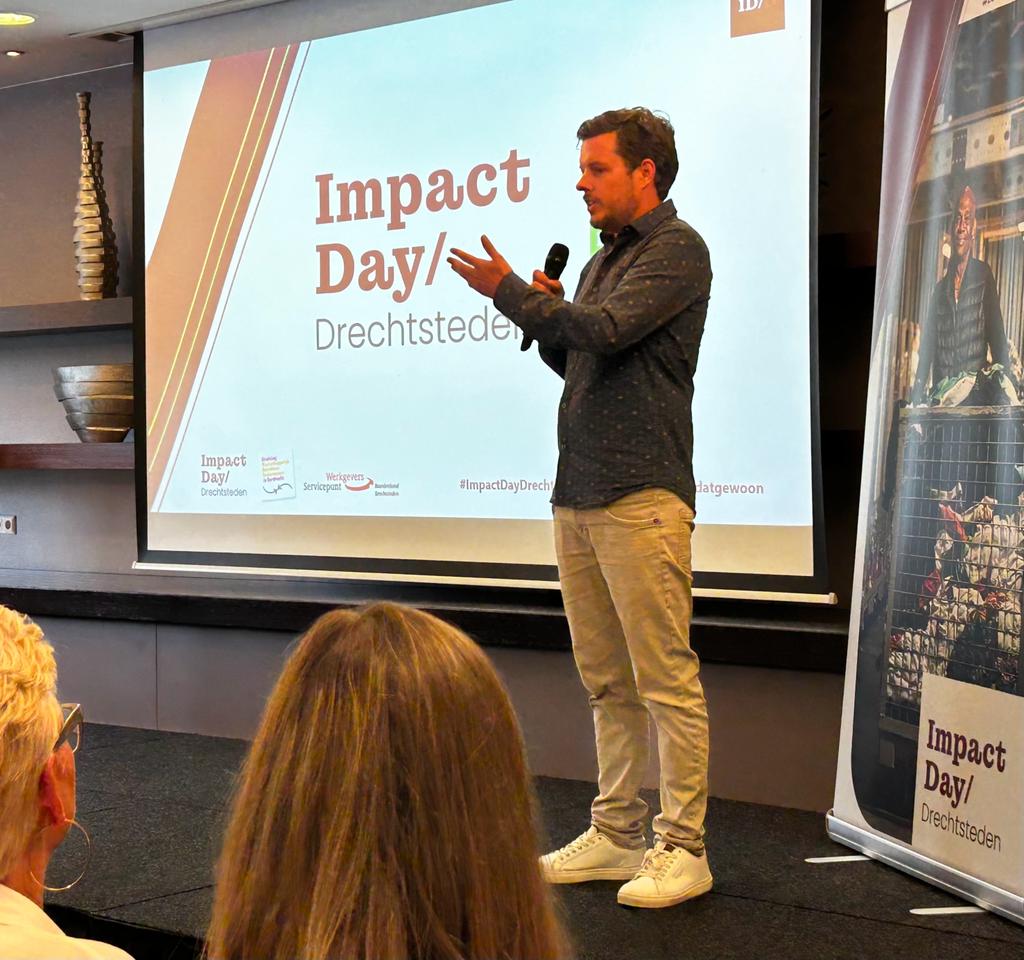 💪 Filemon Wesselink deelt zijn inspirerende verhaal met de bezoekers van Impact Day Drechtsteden. 
#ImpactDayDrechtsteden #zodoenwedatgewoon #impactmaken #impact #impactmakers #bestaanszekerheid #duurzaamheid #inclusie