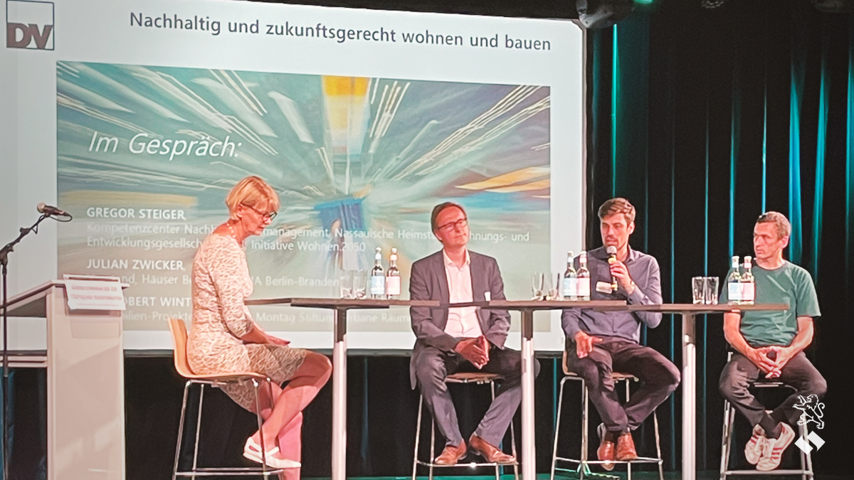Unser Nachhaltigkeitsmanager Gregor Steiger heute auf dem Podium bei der <a href="/DV_Stadt/">Deutscher Verband für Wohnungswesen</a>-Jahrestagung.
Die Experten sind sich einig: 
Mit Blick auf den #Klimaschutz müssen wir nachhaltig und zukunftsfähig bauen. Das altersgerechte Wohnen darf dabei aber nicht in Vergessenheit geraten.