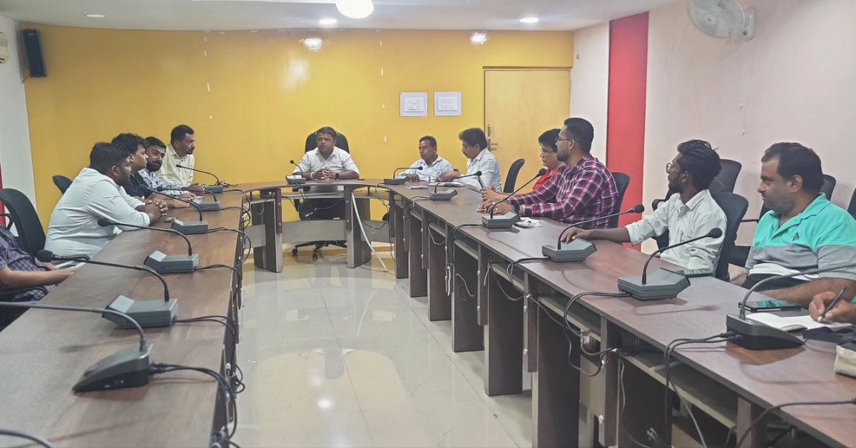 AAP4Valsad's tweet photo. આજરોજ વલસાડ સર્કિટ હાઉસ ખાતે પાર્ટી વલસાડ જિલ્લાની કારોબારી મિટિંગ રાખવામાં આવી આ મિટિંગમાં સંગઠનના વિસ્થાર માટે અને આવનારી નગરપાલિકા ચૂંટણી વિશે ચર્ચા કરવામાં આવી. https://t.co/B5RmhQNMjt