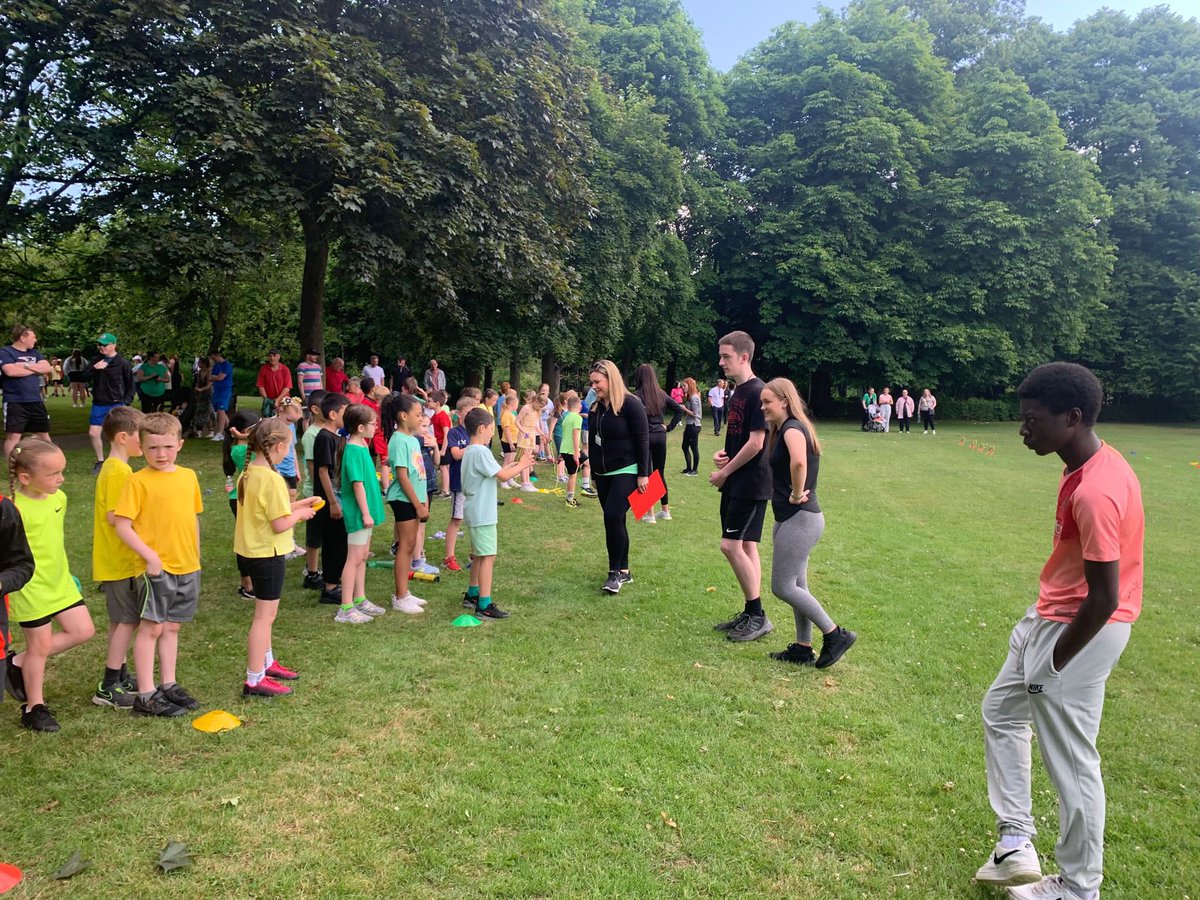 SL_THS_PE's tweet photo. 𝗦𝗣𝗢𝗥𝗧𝗦 𝗗𝗘𝗩 | Day 2 of our S5/6 leaders helping out at primaries was a massive success.

Thank you @StColumbkilles for having us 👏🏽👏🏽

60+ @SL_TrinityHS helping our local primary schools this week, well done to each pupil involved 👨🏽‍🎓

#THSSportsDev https://t.co/qc01aiuggC