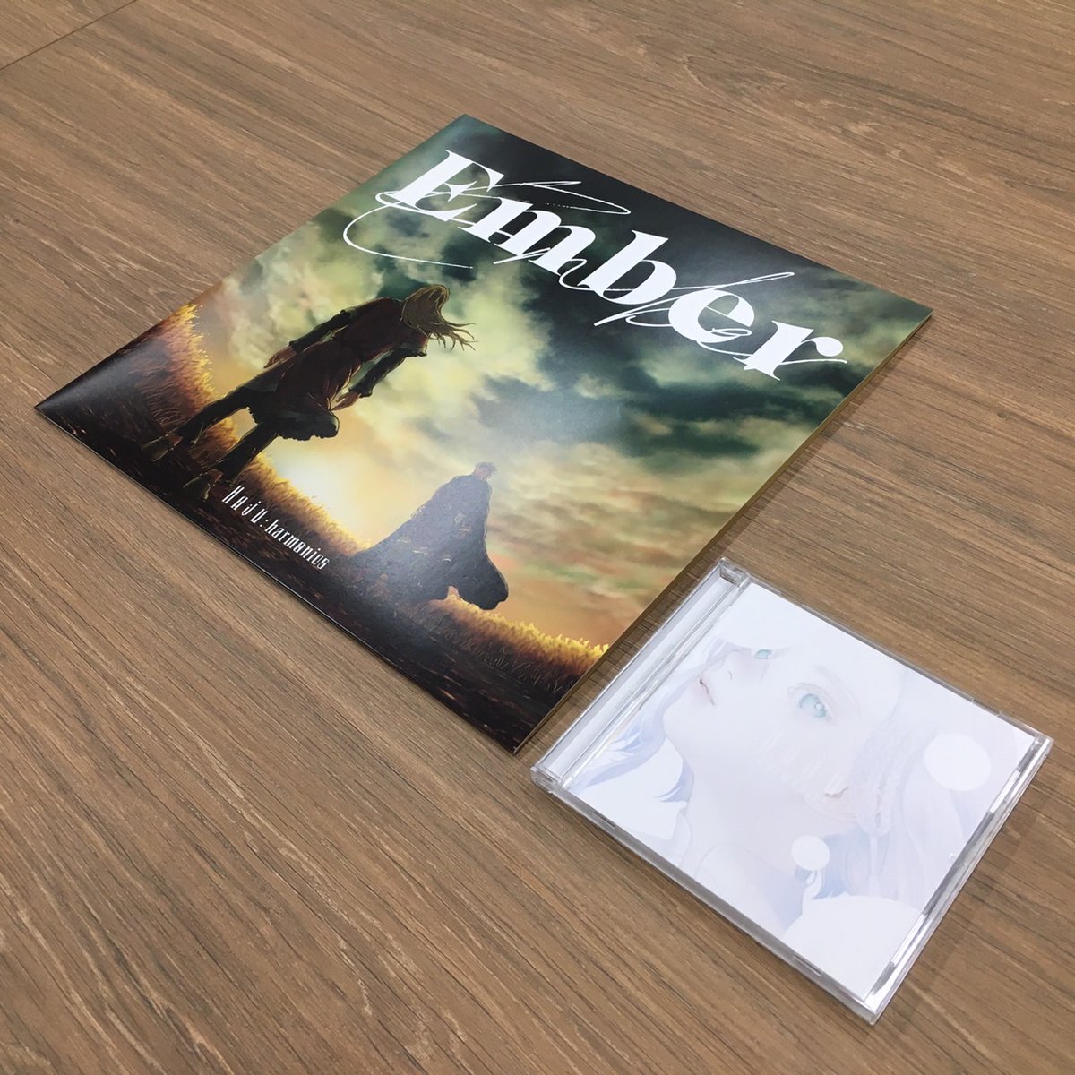 haju_harmonics's tweet photo. #haju_union広報部

♪ 1st EP「Ember」
各ショップにて好評発売中
https://t.co/PXxaJBGd5a

限定盤はなんと、「#ヴィンランド・サガ」描き下ろしビジュアルの大型ジャケット仕様…！
アニメの世界観をより深く感じていただけます。

是非、お手元でご覧ください🌚

#haju #VINLAND_SAGA https://t.co/RYG4vevlMJ