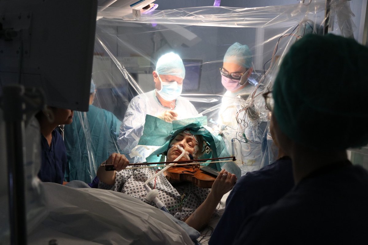 🙌 We're proud to share that a photo of a patient playing a violin during her brain surgery at King's has been selected in @NHSEngland's competition with @FujifilmUK for #NHS75. Huge congrats to #TeamKings brilliant photographer, Nial Anderson. ➡️bit.ly/43YC4BV