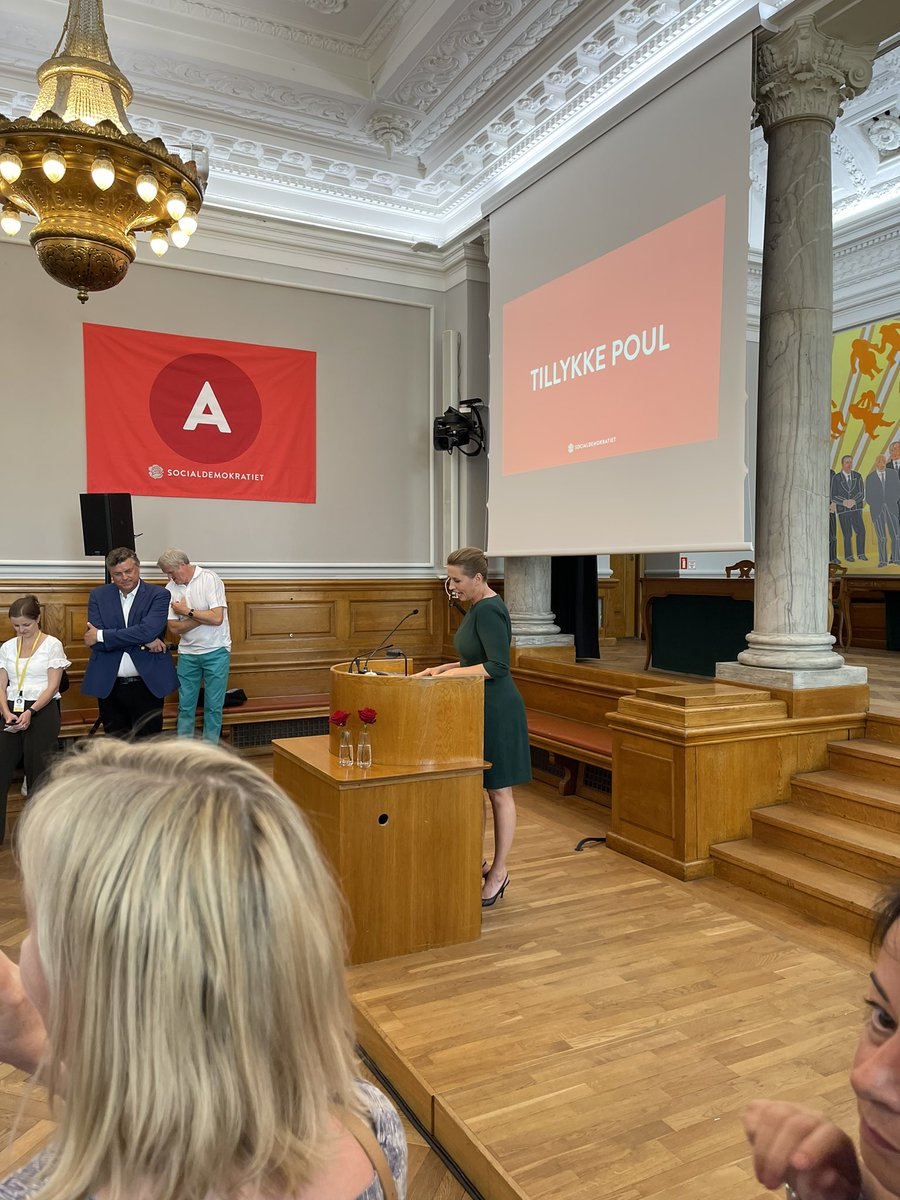 “Jeg har så meget jeg gerne vil sige til dig Poul, min ungdoms stærke statsminister og min fortrolige kære ven - jeg når ikke alt i dag, men du er så inspirerende og du gør så meget for så mange ❤️” siger vores statsminister ved Pouls fødselsdagsfest på Christiansborg #dkpol