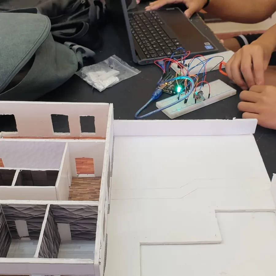 InstitutSants's tweet photo. Tanquem el curs amb les cases domòtiques que han fet els alumnes de 4t de Tecnologia, programant-les amb diferents sensors de llum, distància, etc. #TecnoSants #InstitutSants #Robòtica #Arduinoblocks #Projectes22_23👇🏻 https://t.co/EAxTY23bsU