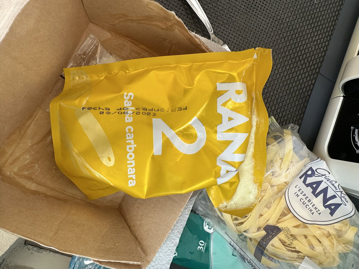 Valenhg's tweet photo. @GiovanniRanaES @GiovanniRanaUSA @GiovanniRanaNYC Decepcionada es poco, abro el paquete y me encuentro con la salsa carbonara derramada, y con mal olor. No he podido comer. https://t.co/fhM7LY6fWQ