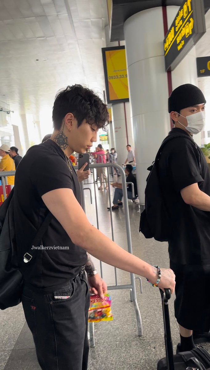 JWalkerzAUS's tweet photo. [#FBPIC] More photos of CEO Jay Park #박재범 at Noi Bai International Airport

Jay Park is in Vietnam as a member of South Korean President’s economic delegation

More 👉 https://t.co/pRFGTqqVZb via JwalkerzVietnam https://t.co/HK2FPPK8pA