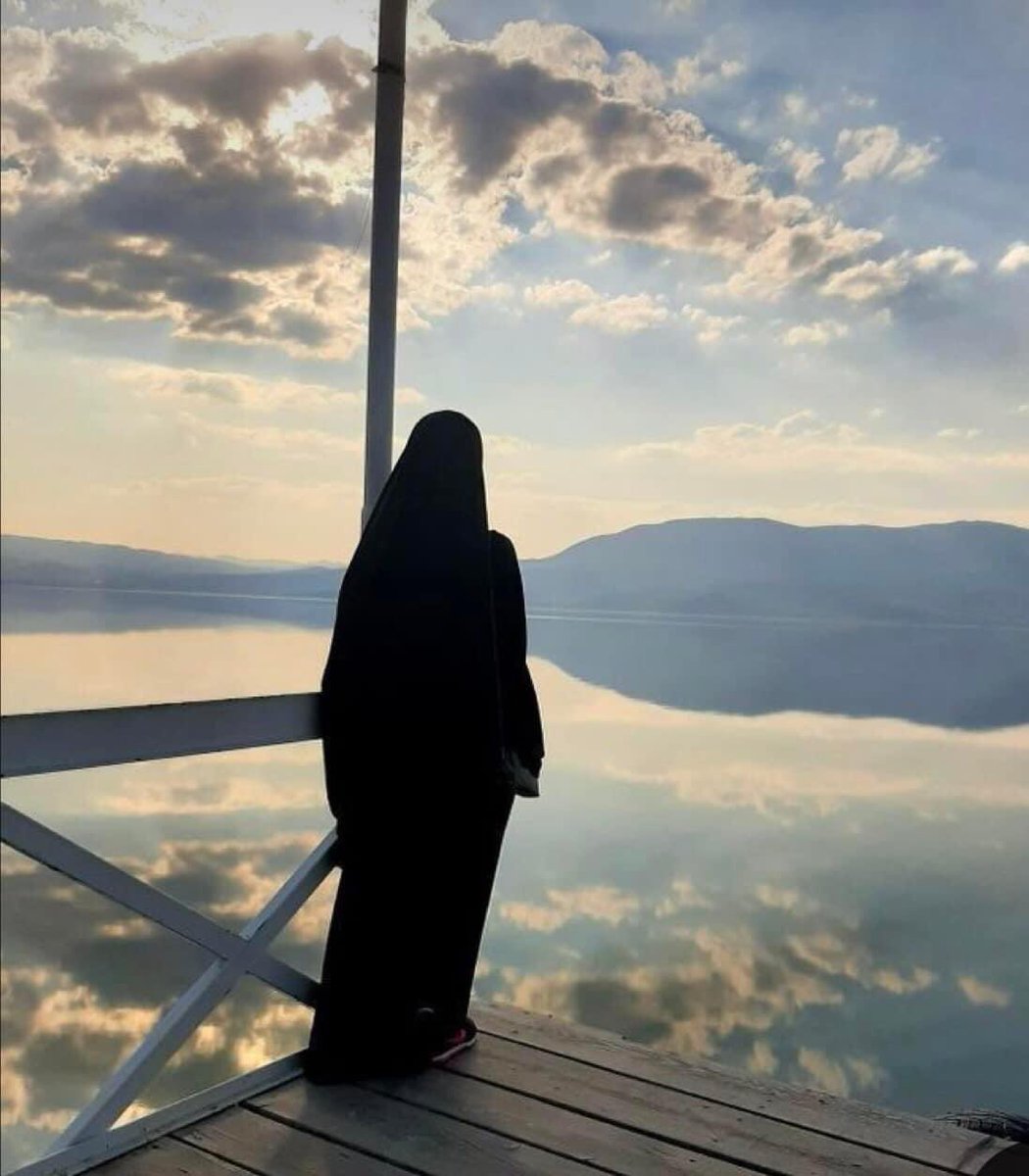 إن ضَاقَتِ الدُّنيَا وَطَالَ عَنَاؤُنَا، 
فِيهَا، وألهِبَتِ المَدَامِعُ والمُهَج.. 

سَنَظَلُّ نُحسِنُ بِالإِلَهِ ظُنُونَنَا، 
لَا بُدَّ بَعدَ الضِّيقِ يَأتِينَا الفَرَج .🤍🌱)"..